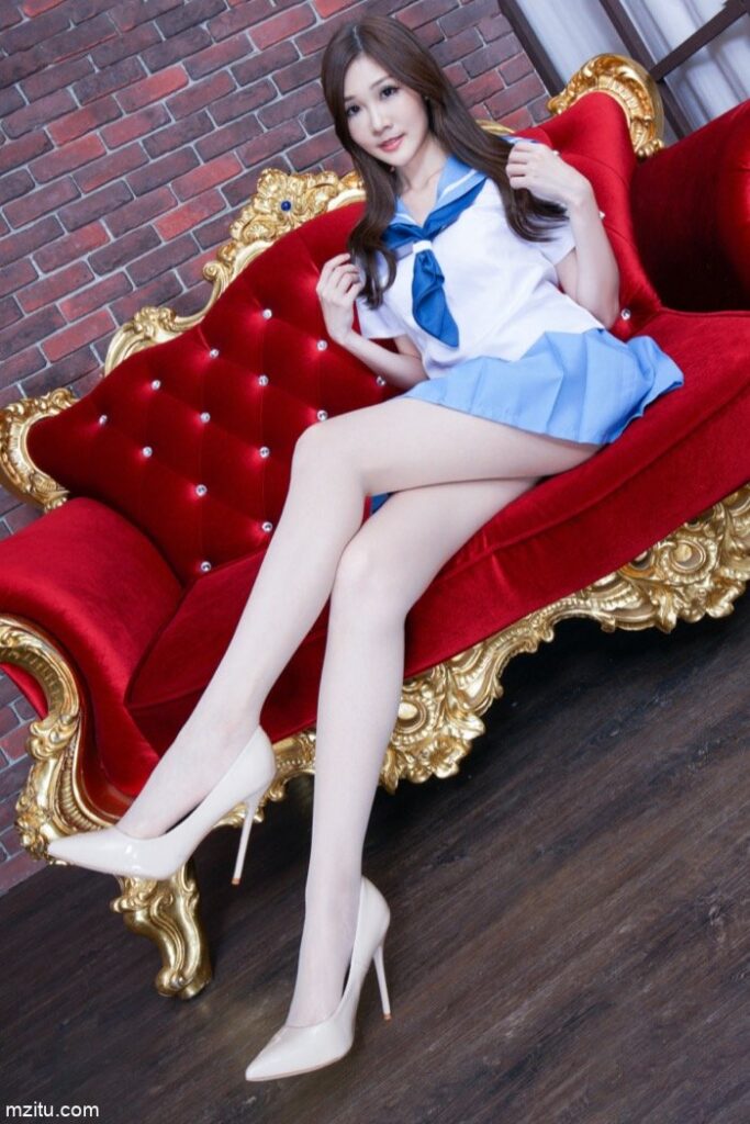成熟迷人的美少妇，美腿纤细白皙真性感-美美图社