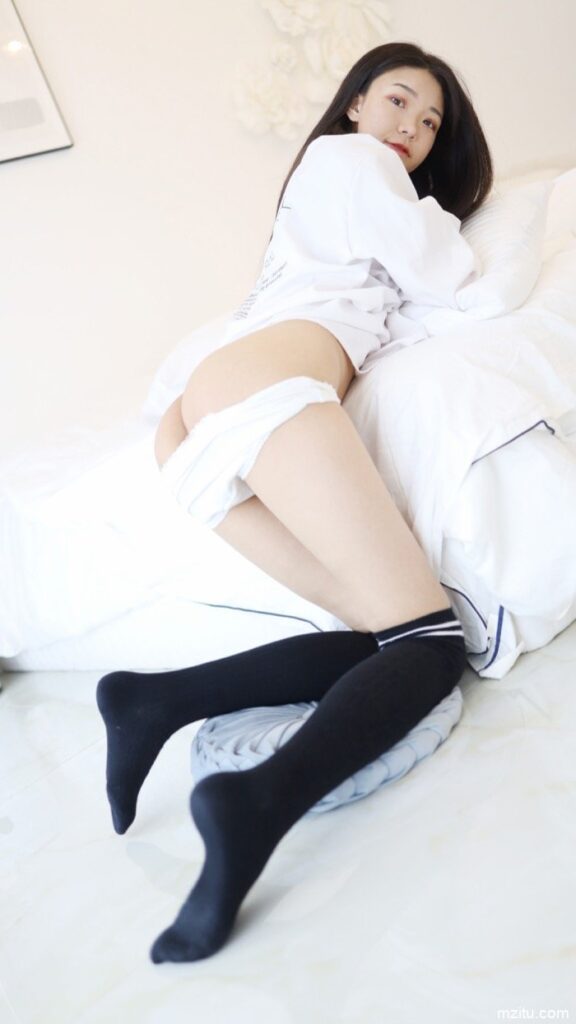 脱个精光躺倒床上，JK软妹张小妮皮肤白皙水嫩极致-美美图社