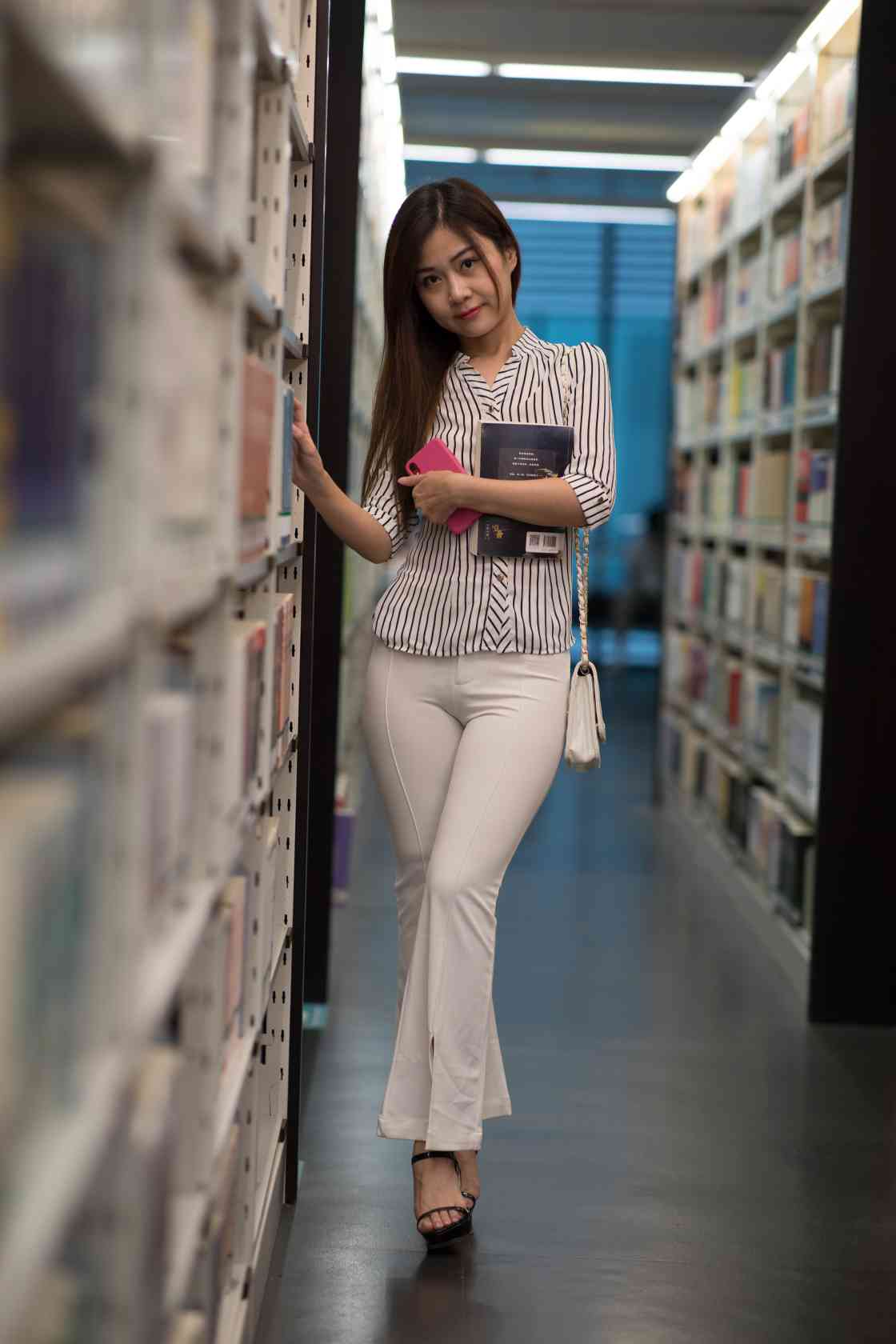 图片[5]-逛书店的白色紧身裤女孩【450P】04040-美美图社