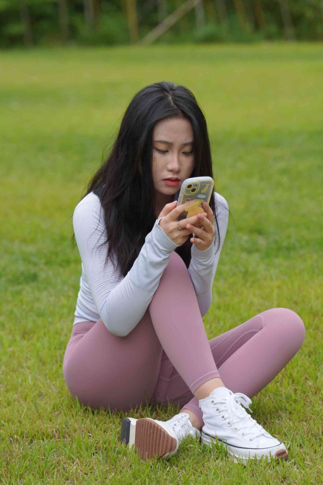 图片[1]-坐在草地玩手机的瑜伽姑娘【733P】04012-美美图社