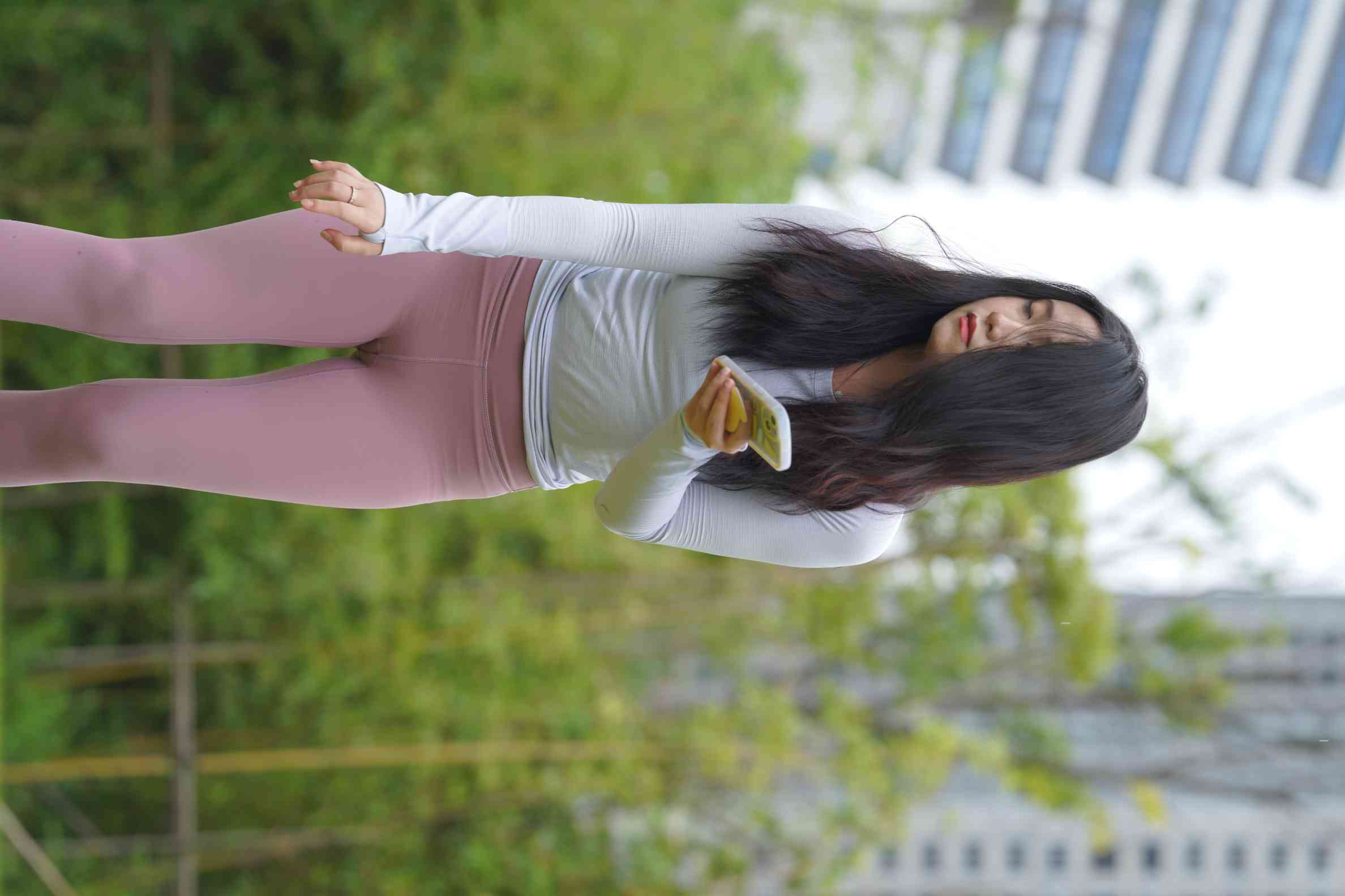 图片[5]-坐在草地玩手机的瑜伽姑娘【733P】04012-美美图社