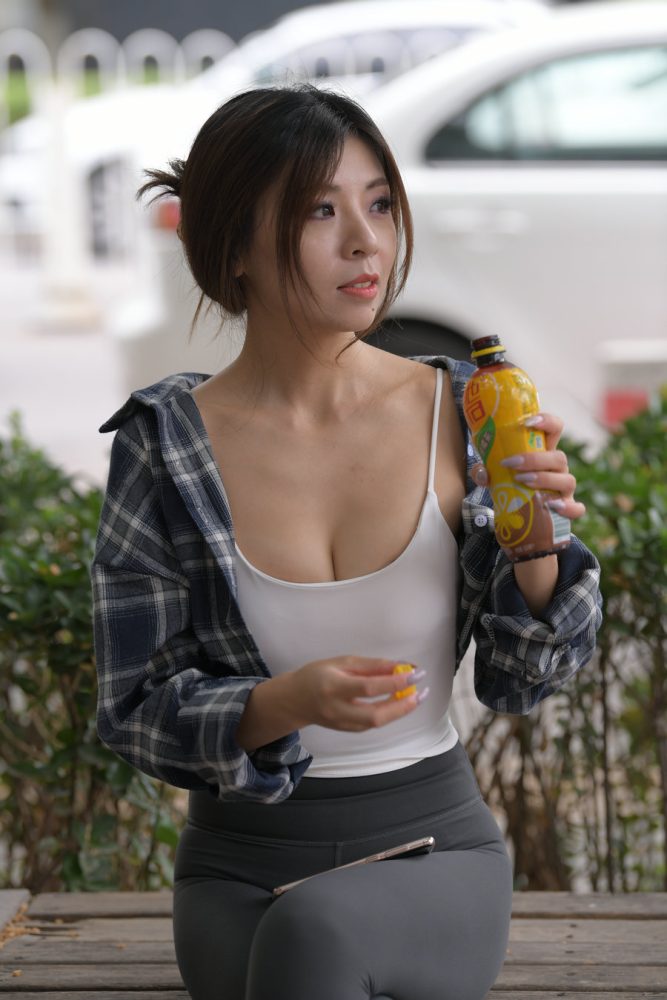 喝饮料的瑜伽裤女孩J2242 383P1V-17.5GB-美美图社