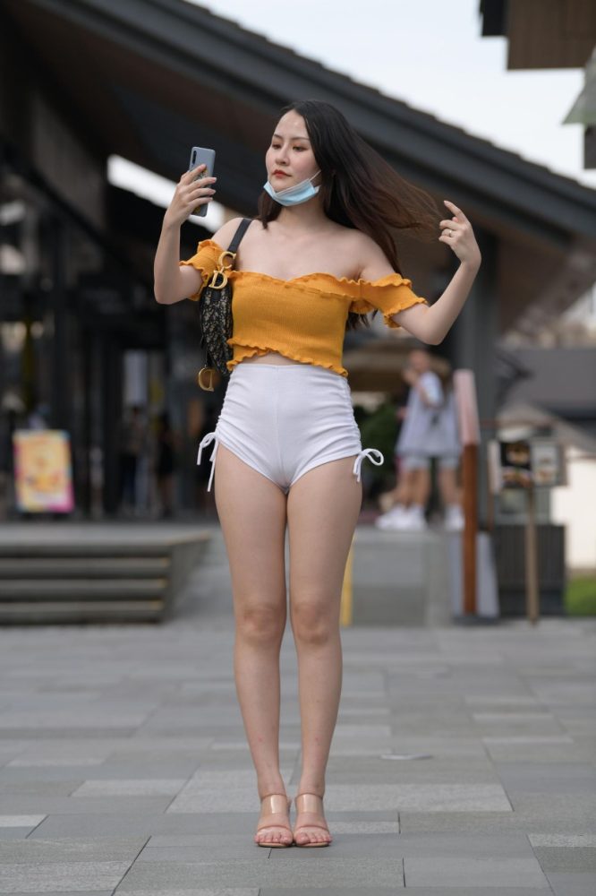 高腰白色短裤的漂亮女孩【767P】00065-美美图社