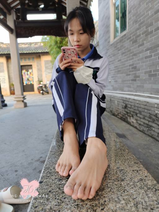 【免费】专心致志玩手机的女孩【42P】20028-美美图社