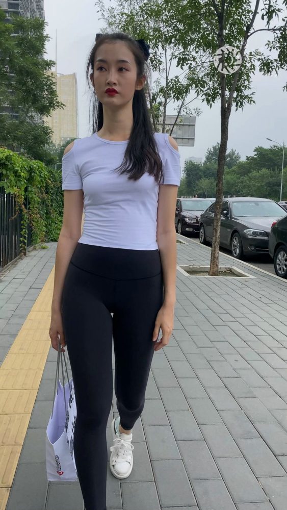 黑色瑜伽裤逛街的女孩J4000 MP4-7.76GB-美美图社