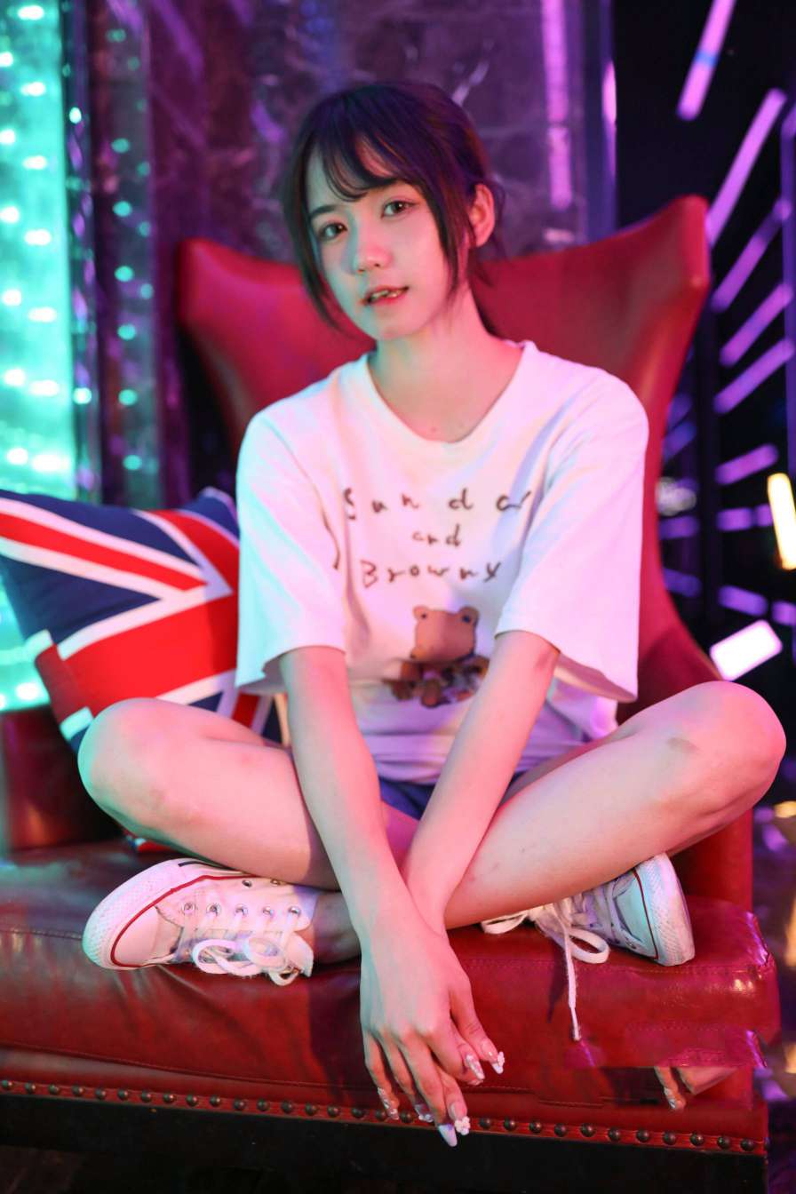 图片[2]-KTV里唱歌的长腿帆布鞋女孩【102P】20015-美美图社