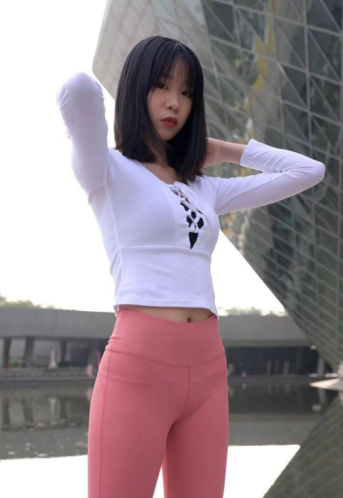 粉色瑜伽裤年轻女孩 J1311 417P17V-14.9GB-美美图社