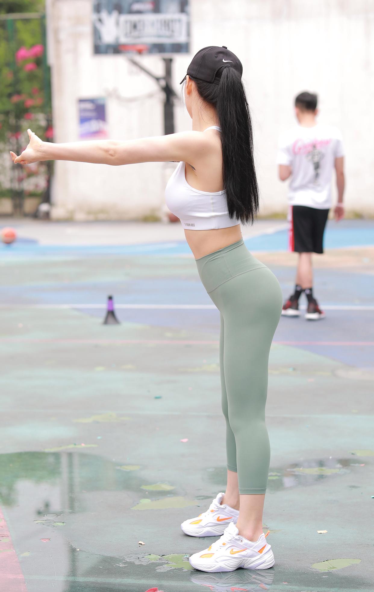 图片[1]-打扮很休闲的瑜伽裤女孩 J1600 415P3V-10.4GB-美美图社