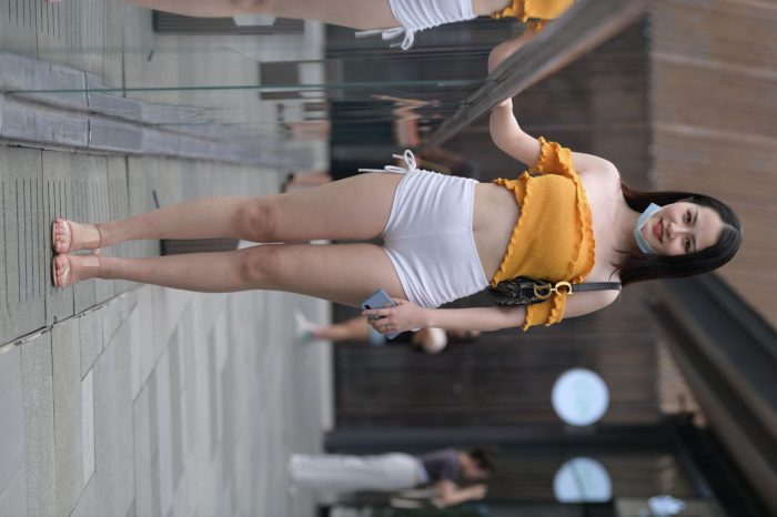 高腰白色短裤的漂亮女孩【767P】00065-美美图社