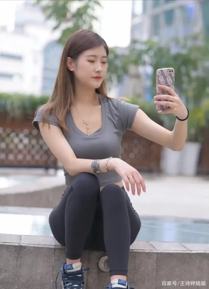 图片[2]-有小虎牙非常甜美的瑜伽裤女孩-美美图社