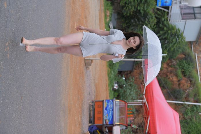 阴雨天在海边骑车的长发女人【156P】00044-美美图社