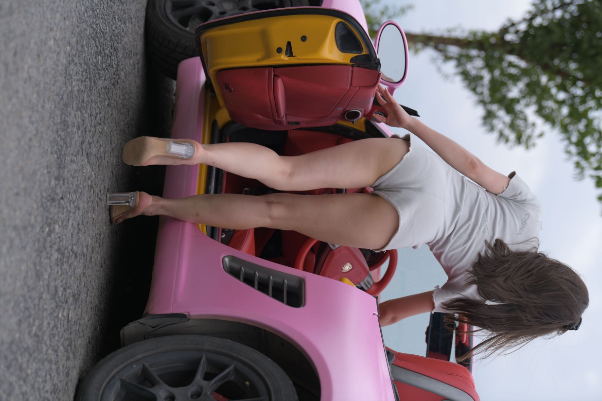 图片[3]-在海边开跑车的连衣短裤女孩【390P】00030-美美图社