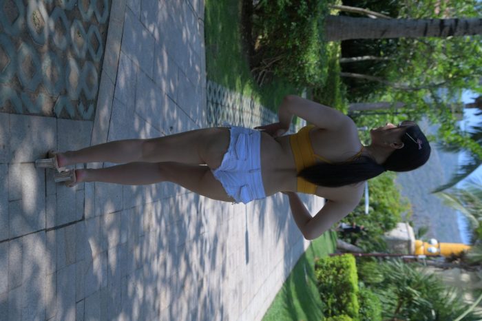 在海南度假的紧身白色短裤女孩【202P】00033-美美图社