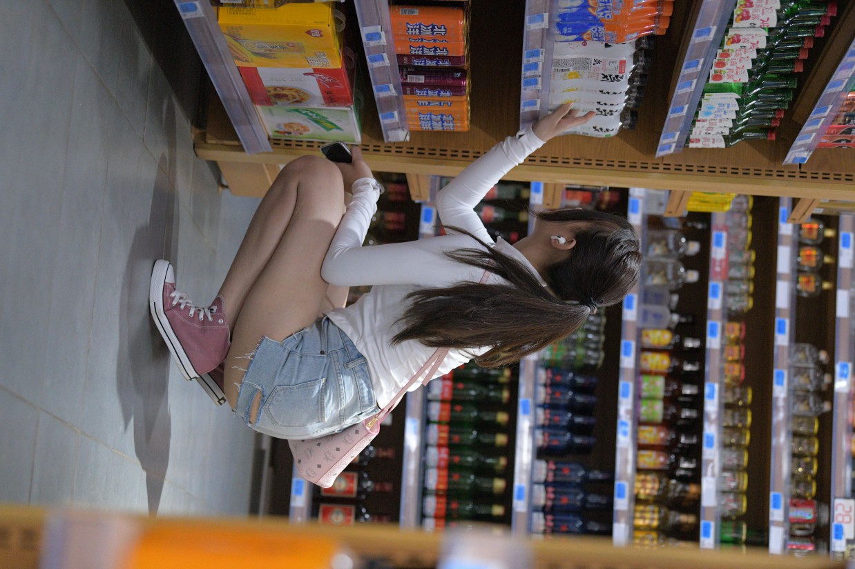 图片[5]-紧身牛仔短裤骑自行车的漂亮女孩【588P】00053-美美图社