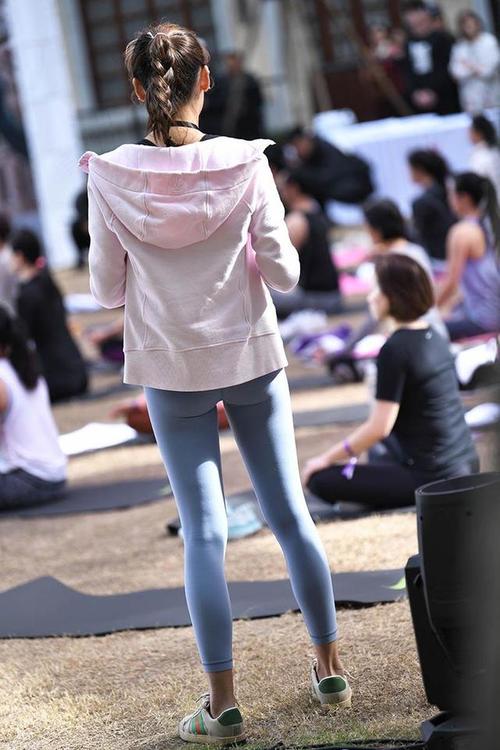 图片[2]-在广场看热闹的瑜伽裤女人-美美图社