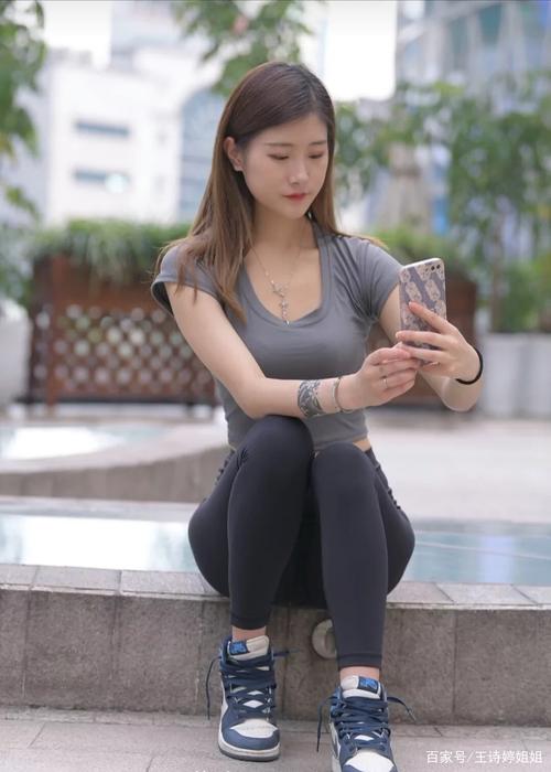 图片[1]-有小虎牙非常甜美的瑜伽裤女孩-美美图社