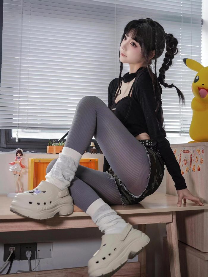 牛仔热裤+灰丝姑娘玩自拍-美美图社