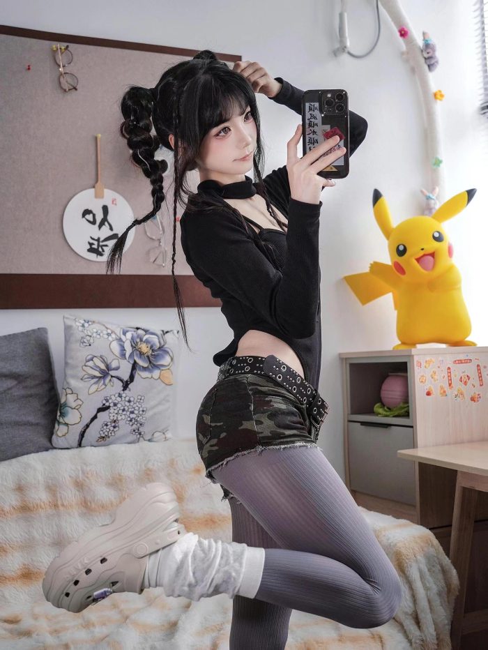 牛仔热裤+灰丝姑娘玩自拍-美美图社