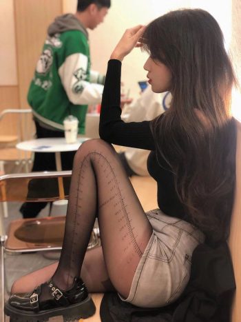 图片[1]-牛仔短裤+黑丝，太好看了吧-美美图社