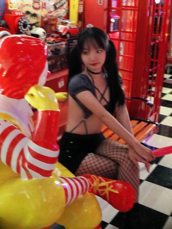 图片[3]-网格丝袜的清纯双马尾小姑娘-美美图社