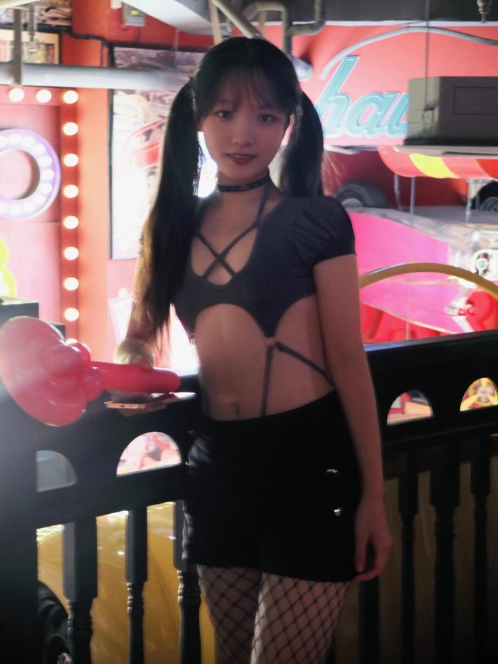 网格丝袜的清纯双马尾小姑娘-美美图社