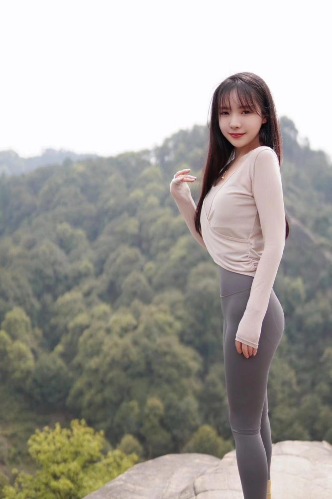 穿瑜伽裤爬山的长发少女-美美图社