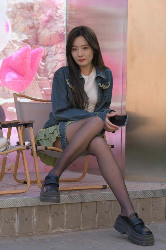 图片[1]-黑丝牛仔裙妹子，长得太标志了【750P】J3414